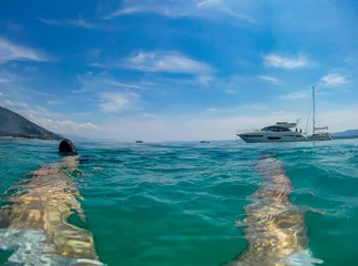 Papier Peint photo autocollant Plage de la Corne d'Or, Brac, Croatie Im Wasser vor einem Boot liegen