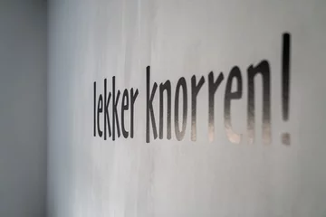 Tuinposter 'lekker knorren' text on a wall © PIC by Femke