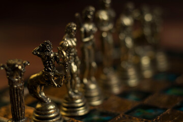 Pieza de ajedrez en forma de centauro con resto de piezas de fondo y sobre tablero 