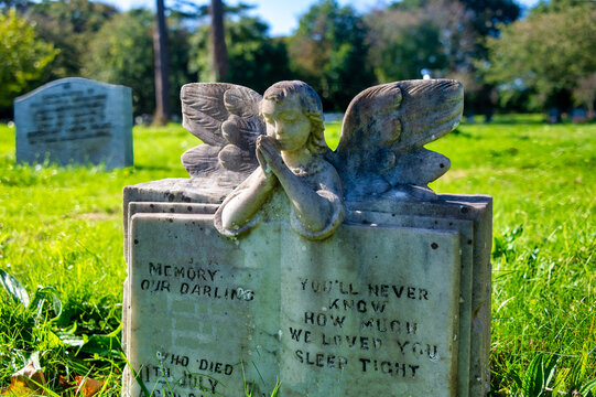 Betender Engel auf einem Grabstein in St. Ives