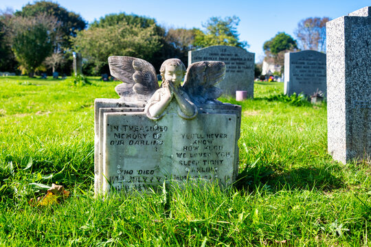 Ein Engel auf einem alten Grabstein in St. Ives