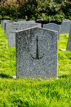 Ein Hinweis auf dem  Grabstein für den Beruf oder das Hobby des Verstorbenen auf einem Friedhof in St. Ives