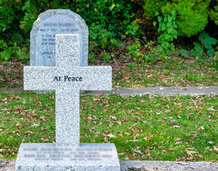 In Frieden, Text auf einem Grabkreuz Friedhof in St. Ives 