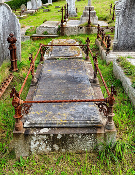 Altes Familiengrab mit einer Einfriedung in St. Ives 