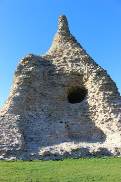 Pyramide de Couhard et orifice (face sud-est) à Autun