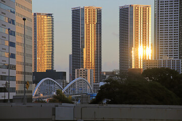 東京築地ビルと夕陽
