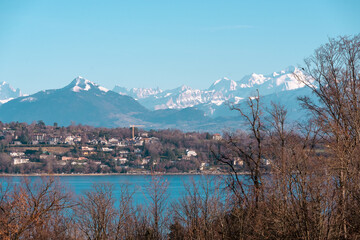 vue sur le lac Léman et les alpes et le Mont-Blanc depuis Chambésy 