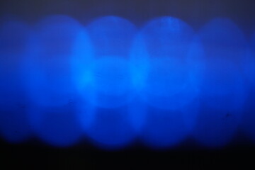 Abstraktes Motiv mit blauem Bewegungsmuster und Licht als Hintergrund