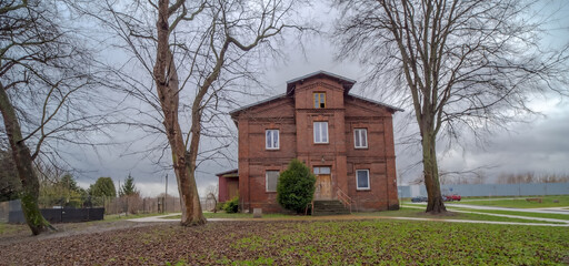 Stary zabytkowy dom - kamienica robotnicza - wykonany z czerwonej cegły, w pochmurny styczniowy...