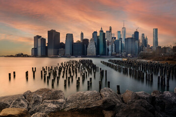 Naklejka premium Manhattan Skyline at dusk