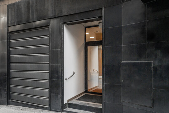 Commercial premises dedicated to a loft-type home on the ground floor of a building