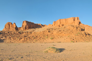 Fototapeta na wymiar View on Bayanzag Flaming Cliffs on the Mongolian Gobi desert containing fossils of jurassic dinosaurs