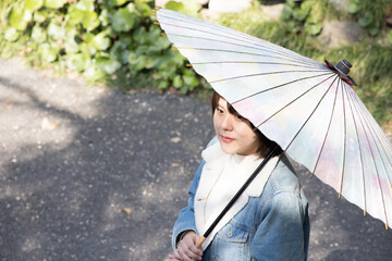 和傘（日傘）をさしている女性
