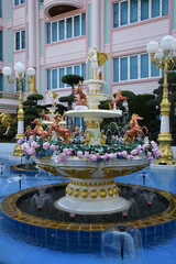 Palast Baan Sukhawadee,, Statuen, Thailand