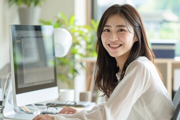 在宅でWebデザインなどクリエイティブなリモートワークをする日本人女性