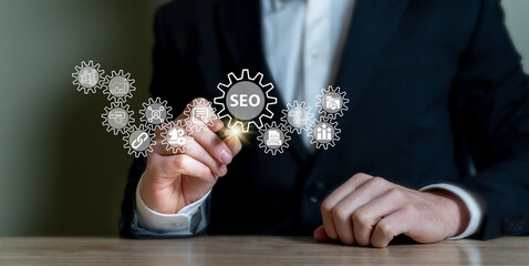 Web developer entrepreneur uses SEO tools to position his business on the web and social networks.