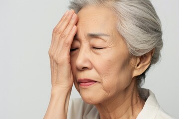 頭痛で体調が悪いおばあちゃん（シニア・自律神経・ストレス・体調不良）