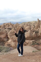 Jeune fille devant la vallée de Devrent - Cappadoce 