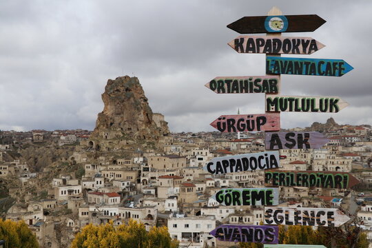 Valley des pigeons avec panneaux de direction - Cappadoce 