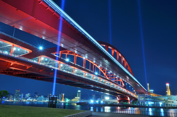 ライトアップされた神戸大橋とポートライナーの光跡