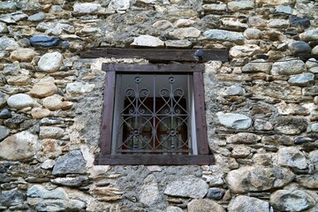 a small window in the side of an old building with a wrought iron grill - obrazy, fototapety, plakaty
