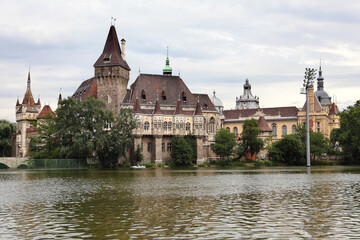 Obraz premium Vajdahunyad castle view from lakeside