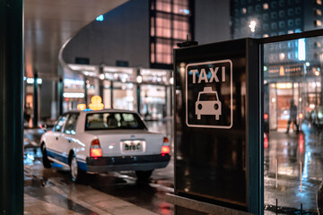 Taxi stand of the night. 夜のタクシーの乗り場 - obrazy, fototapety, plakaty