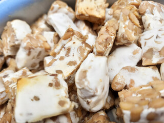 Tempeh, which is made from soybeans, is processed into a spicy and delicious dish