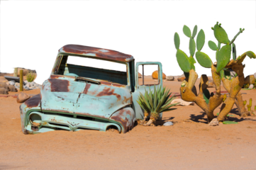 Autowrack in der Wüste mit Kaktus an der Seite - alte rostige Schrottkarre im roten Sand - Vergänglichkeit