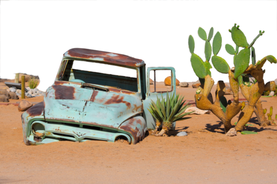 Autowrack in der Wüste mit Kaktus an der Seite - alte rostige Schrottkarre im roten Sand - Vergänglichkeit