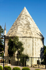 Obraz premium The building, which was built as a bath in the thirteenth century but is now used as a museum, is in Antalya, Turkey.