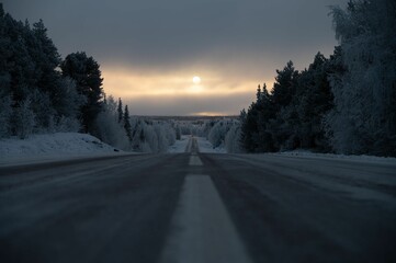 Obraz premium Majestic winter scene of a snow-covered landscape illuminated by a spectacular sunset sky.