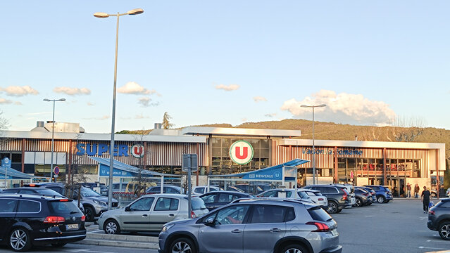 parking et fa&ccedil;ade du magasin Super U en fin d'apr&egrave;s-midi