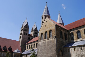 Fototapeta na wymiar Romanische Liebfrauenkirche in Halberstadt