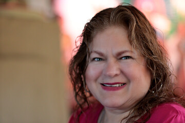 Mujer mayor bonita de ojos de color feliz