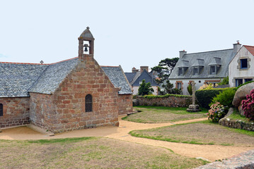 Fototapeta na wymiar Kapelle und Steinkreuz in St. Guirec an der Cote Granit Rose, Bretagne