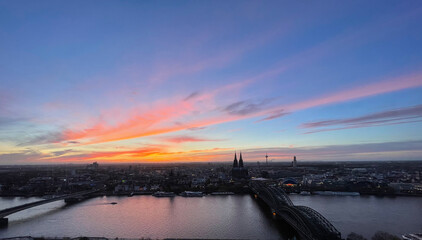 ein Panorama der Stadt Köln mit Dom bei Sonnenuntergang