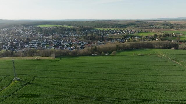 Ansicht von oben einer kleinen Stadt mitten in Rheinland-Pfalz / Luftaufnahme mit Drone