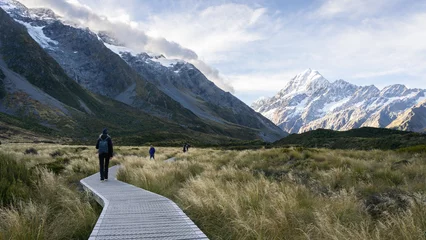 Photo sur Aluminium brossé Aoraki/Mount Cook Tourists walking on wooden boardwalk leading through beautiful alpine valley, Mt Cook, New Zealand
