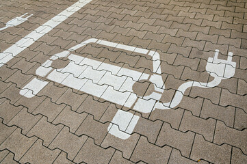 Hinweis auf Parktplatz für Elektroauto Ladestelle