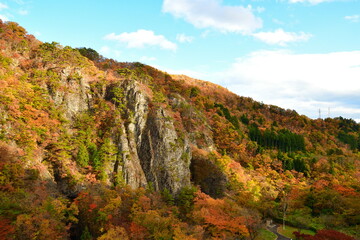 大倉ダムから紅葉を望む（宮城県）