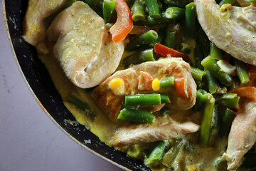 a hot dish of chicken, mushrooms and green beans under cream