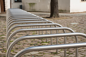 Fototapeta na wymiar Fahrradständer auf dem Marktplatz