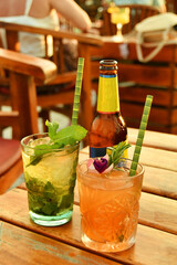 Tragos servidos en la mesa.