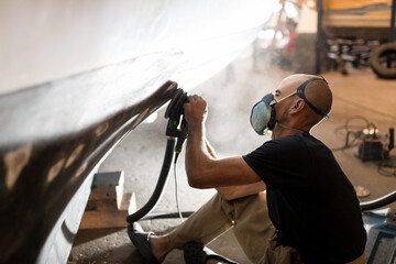 Polishing boat hull using protective mask agains toxic dust