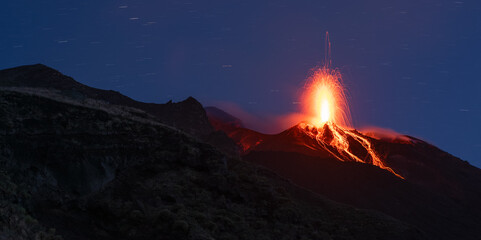 Die gesamte Bergflanke des Vulkans Stromboli im magischen Licht