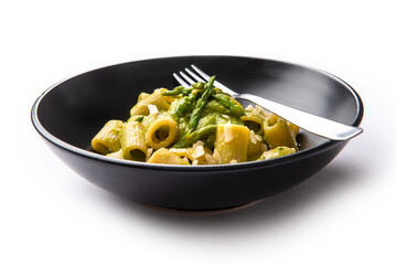 Rigatoni con salsa di asparagi selvatici, piatto di pasta vegetariana isolato su fondo bianco, cibo...