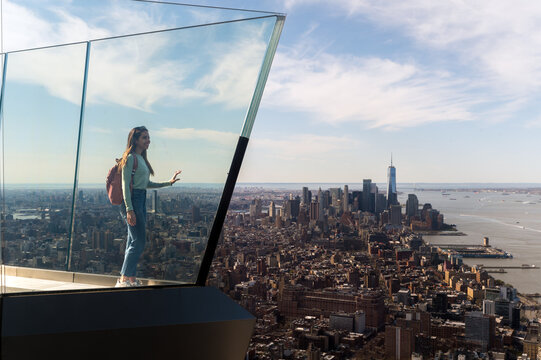 Woman photographing Manhattan from The Edge observatory