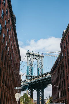 Fototapeta View of the Manhattan Bridge seen from Dumbo district in Brooklyn