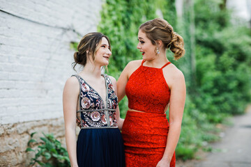 Friends in prom dresses © TCP